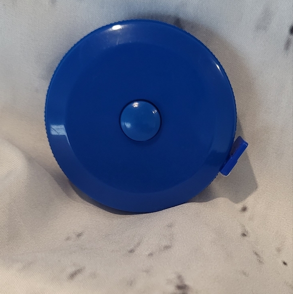 1 New Retractable Measuring Tape - Picture 7 of 8